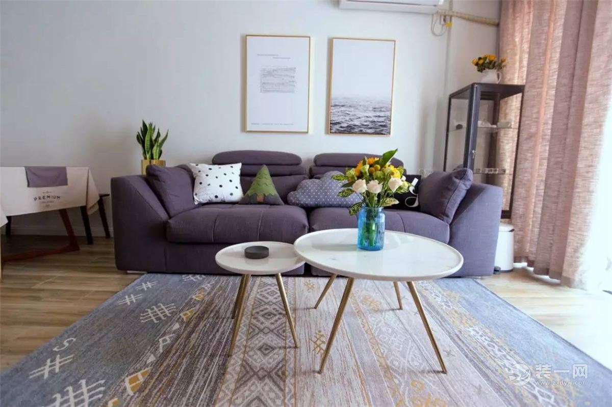 对于客厅中的沙发如何摆放,往往与面积有着直接的关系,不同的格局
